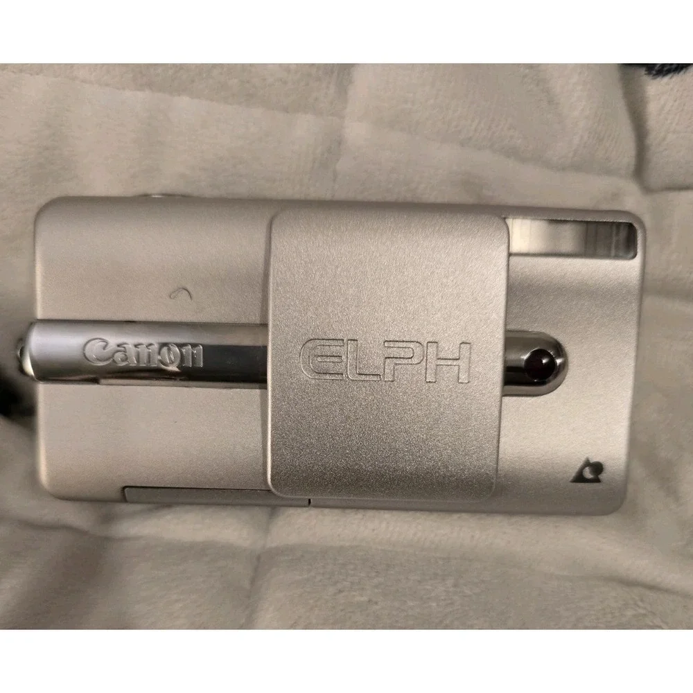 Canon ELPH Z3 Compact Digital APS Point Shoot Camera‎ Zoom W/ Case
